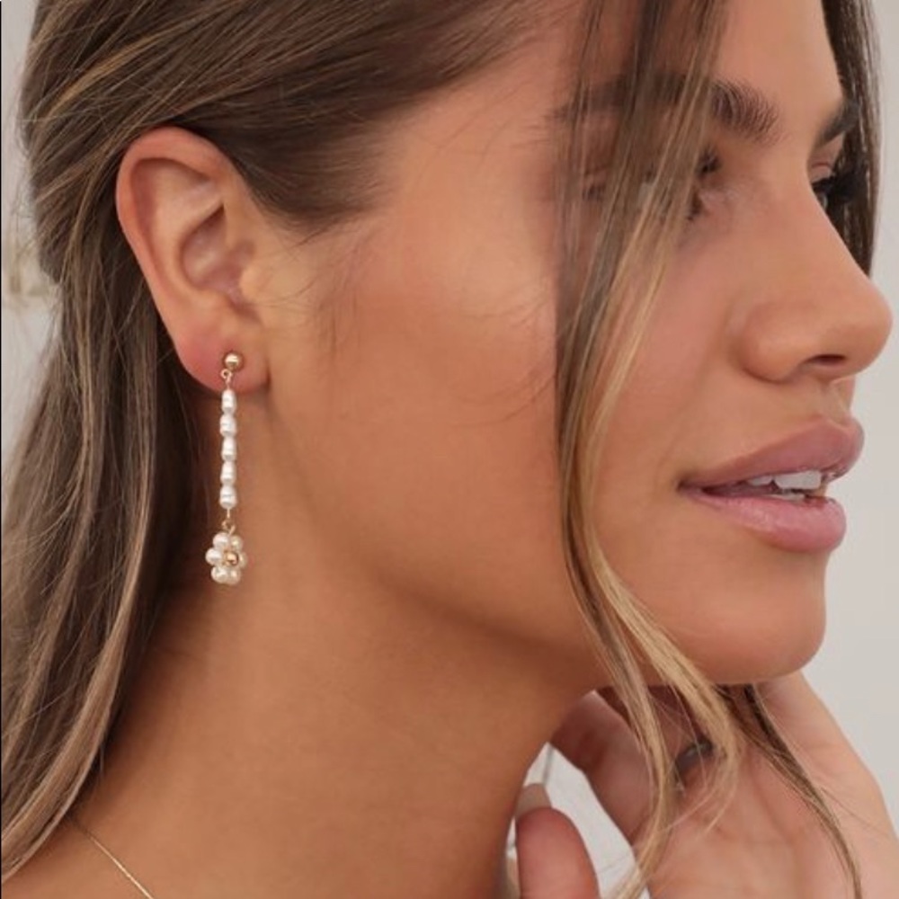 Lucy in the sky pearl flower earrings In gold